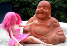 barbiepuppe und fetter buddha lachen miteinander